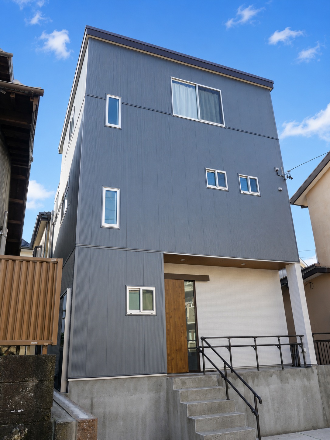 高低差と狭小地を攻略した三階建て住宅の完成！297