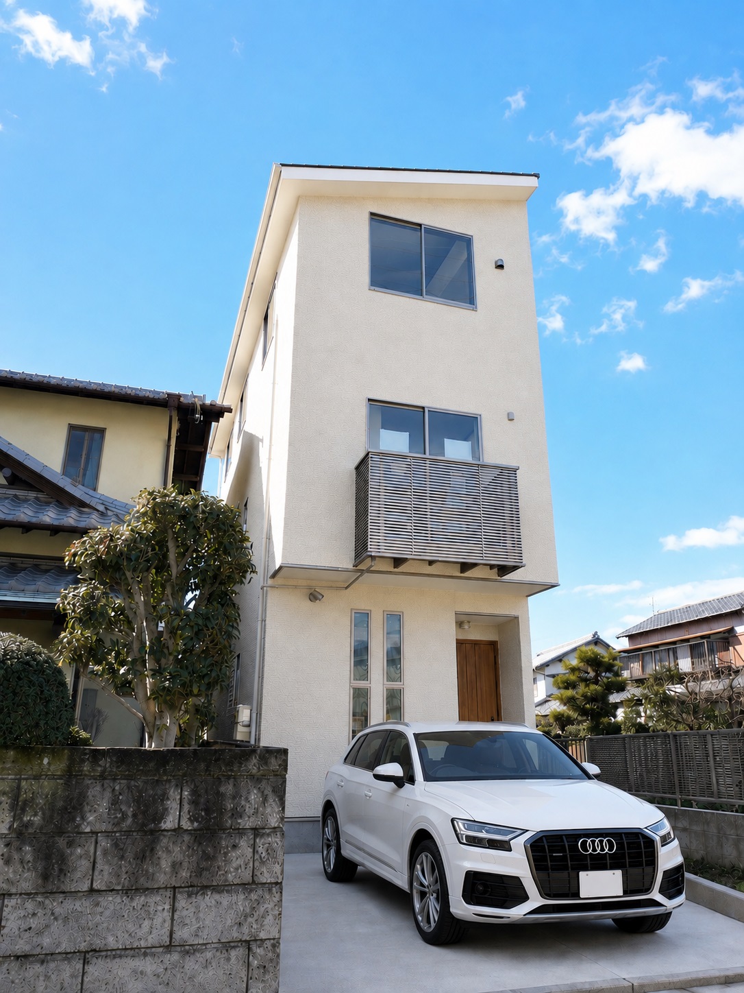 間口4.4ｍで面積20坪の土地に建つ高さを最大限利用した三階建て…