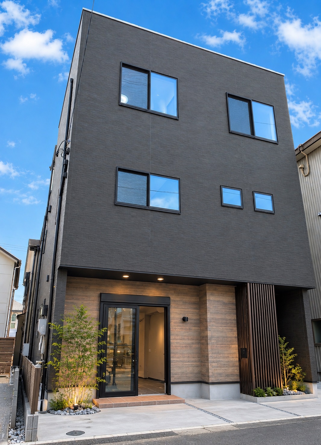 ビンテージモダンの外観が街中に存在感を見せつける三階建て住…
