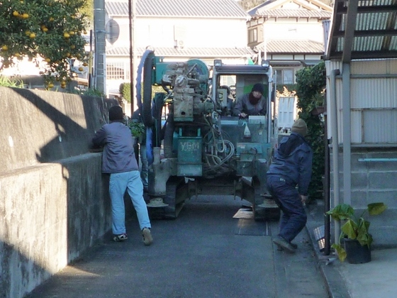 狭い土地、狭い道での重機搬入の苦労