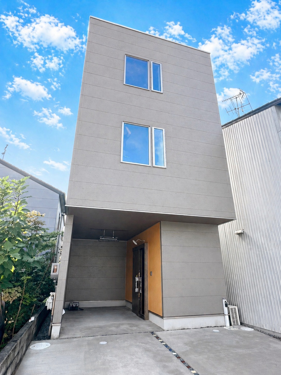 パッションを感じる素材と色使いが造り上げた木造3階建て