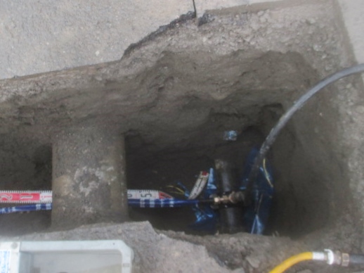 道路から敷地内に水道を引き込む工事