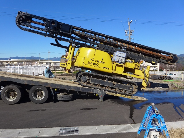 鋼管スクリューパイルを打ち込む