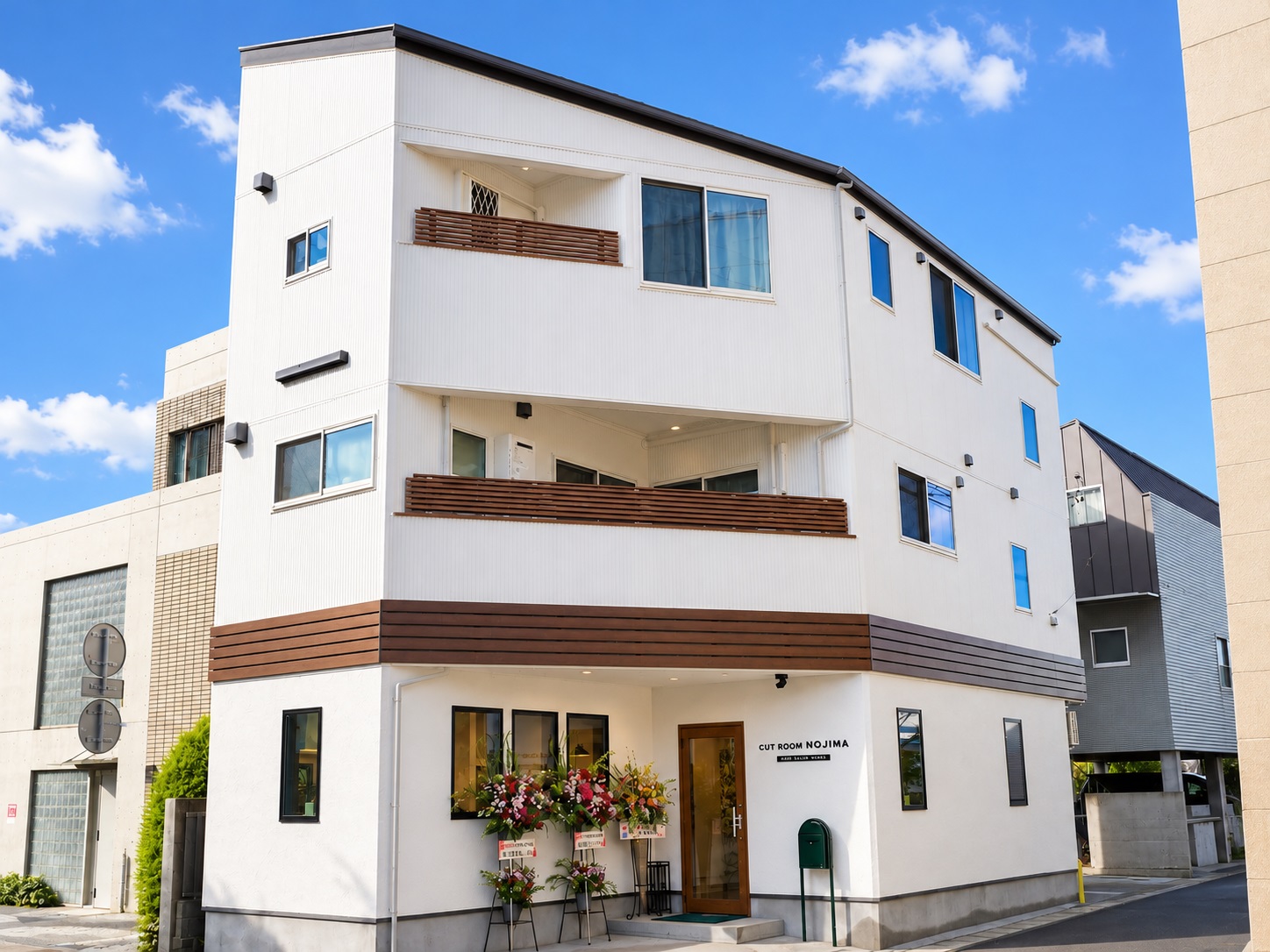 台形の角地に建つホワイトモダンな店舗併用3階建住宅!213