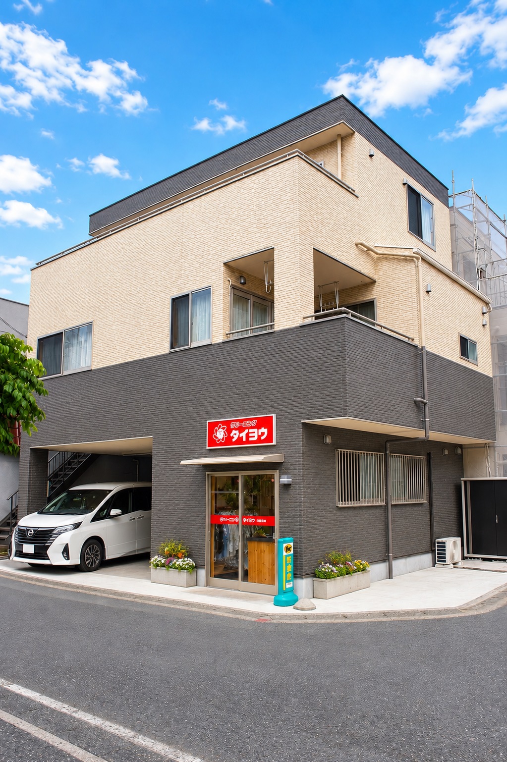 木の温もりとラグジュアリーな空気感を併せ持った三階建て住宅…