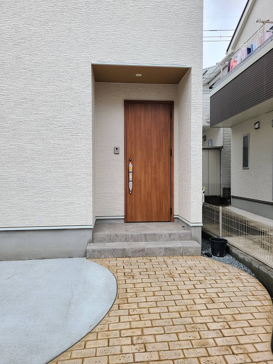 玄関アプローチからセンスを感じる家