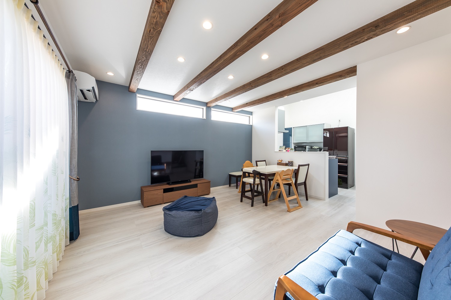 透明感あるホワイトの室内に光射し込む照明いらずの家(^^)/