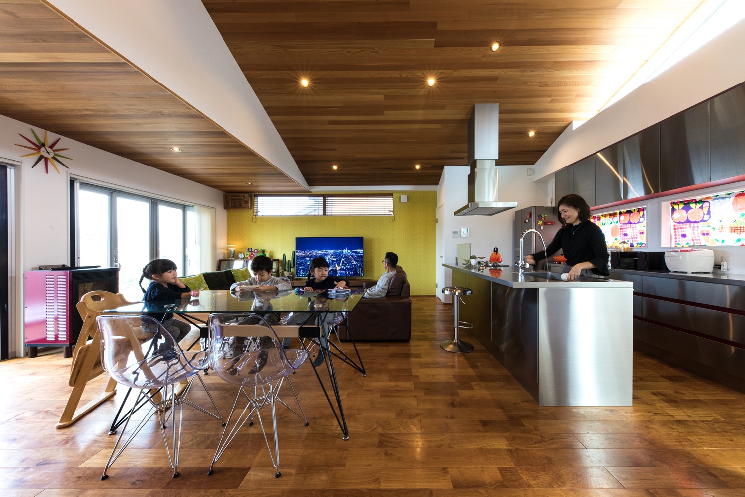 木の温もりと金属の無機質感が融合するラグジュアリーな空間！