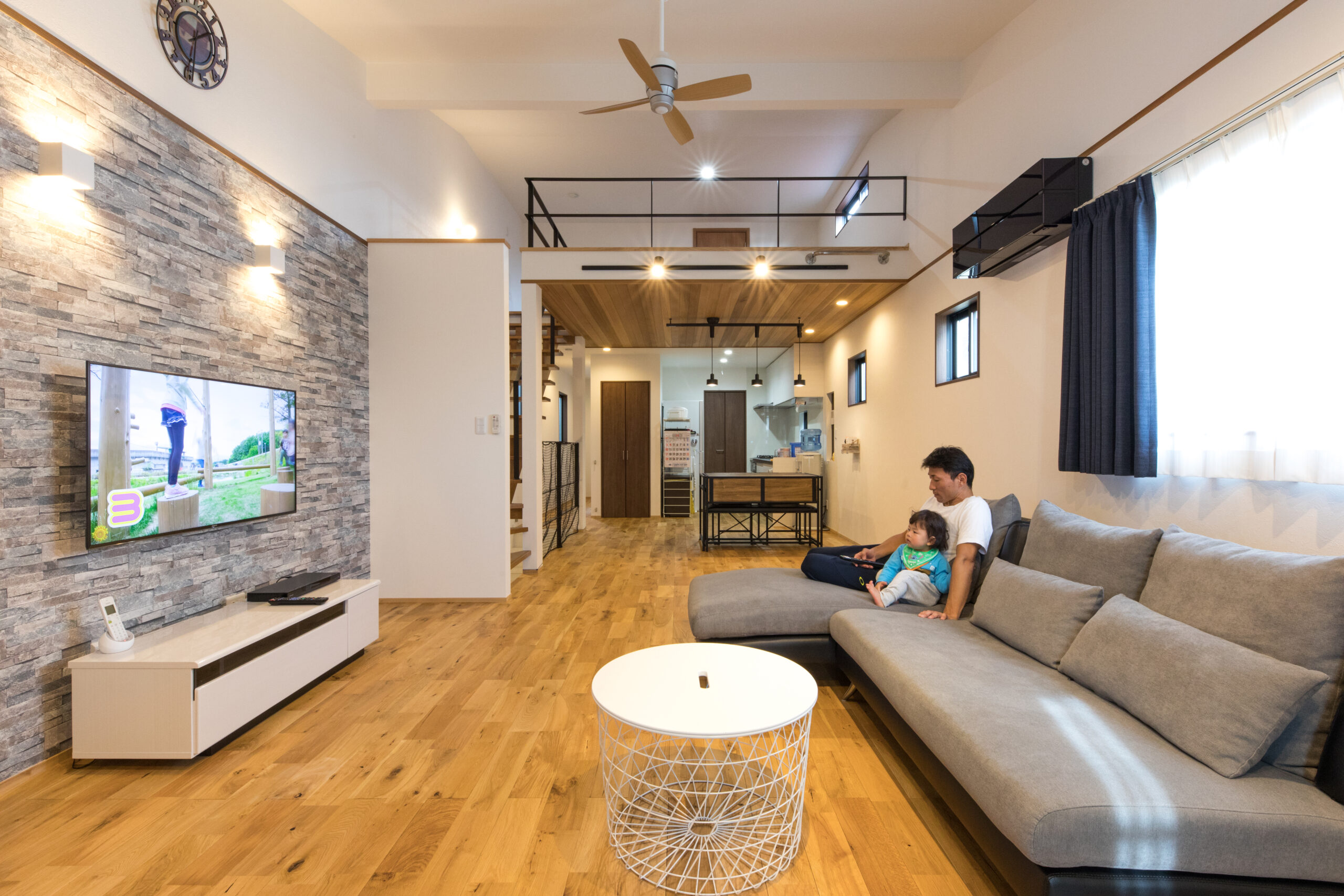 ビルトインガレージと開放感たっぷりのLDK＋ロフトの家