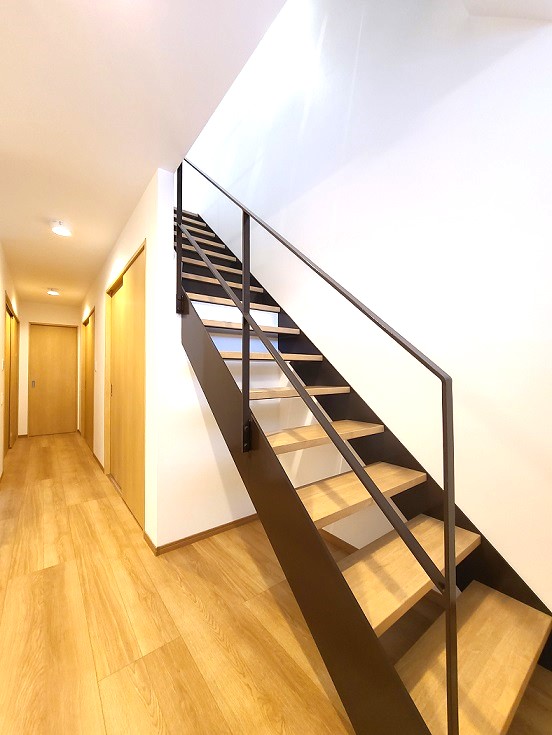 23坪で幅4.5ｍの土地に建つビルトインガレージ付き3階建て住宅！