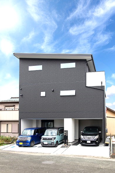 家族5人の部屋と駐車スペース3台を30坪の土地で実現出来るなん…