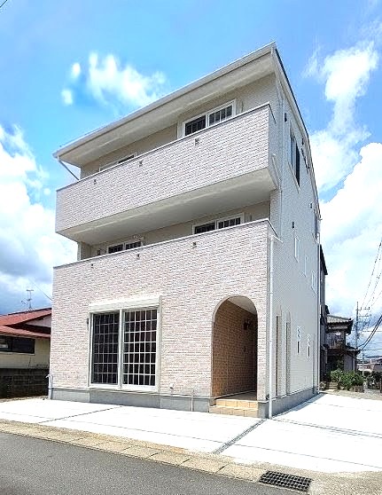 アーチ壁が迎える家族のぬくもり二世帯住宅