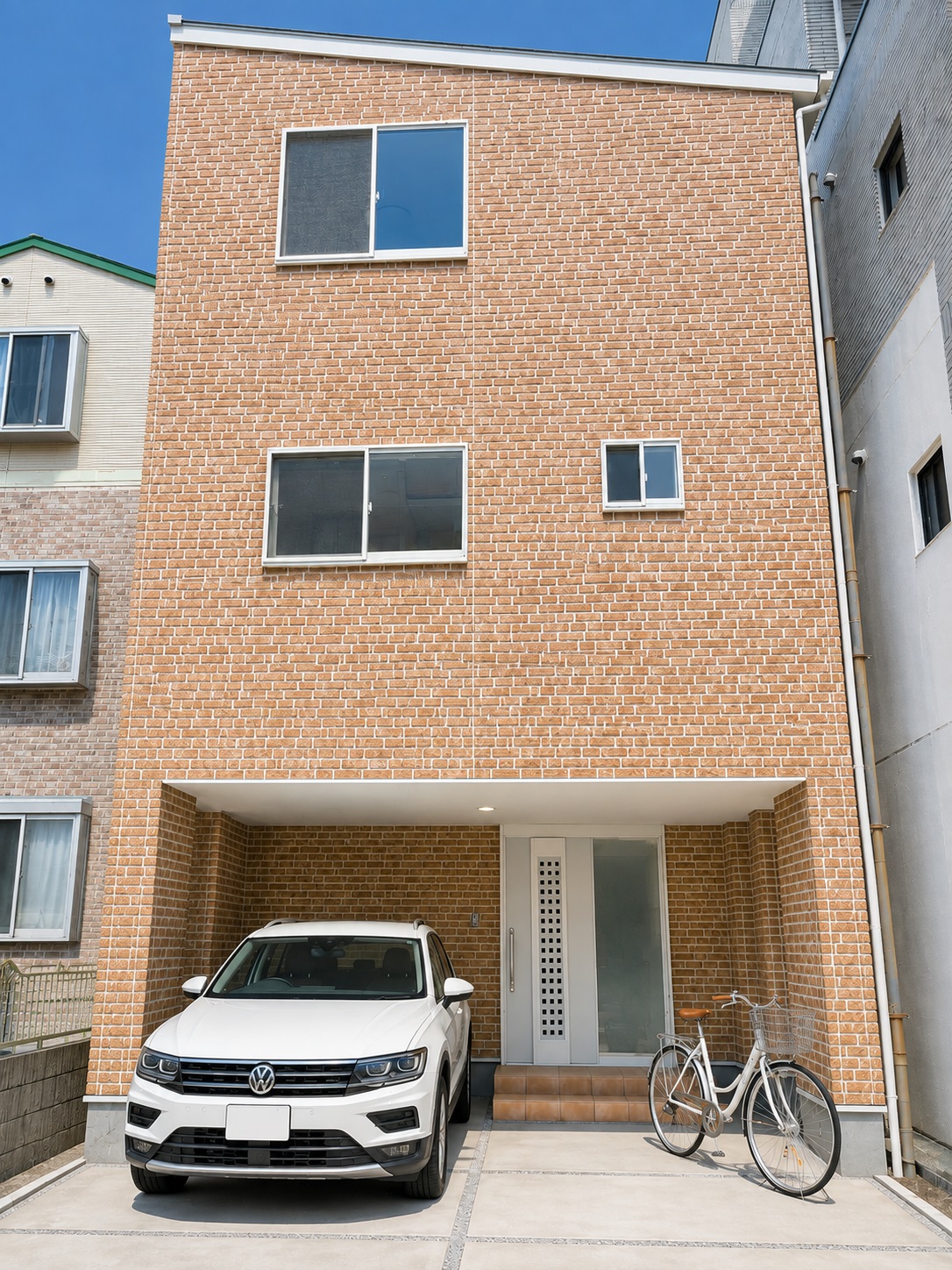 テラコッタカラーのビルトインガレージ付き3階建て住宅！377