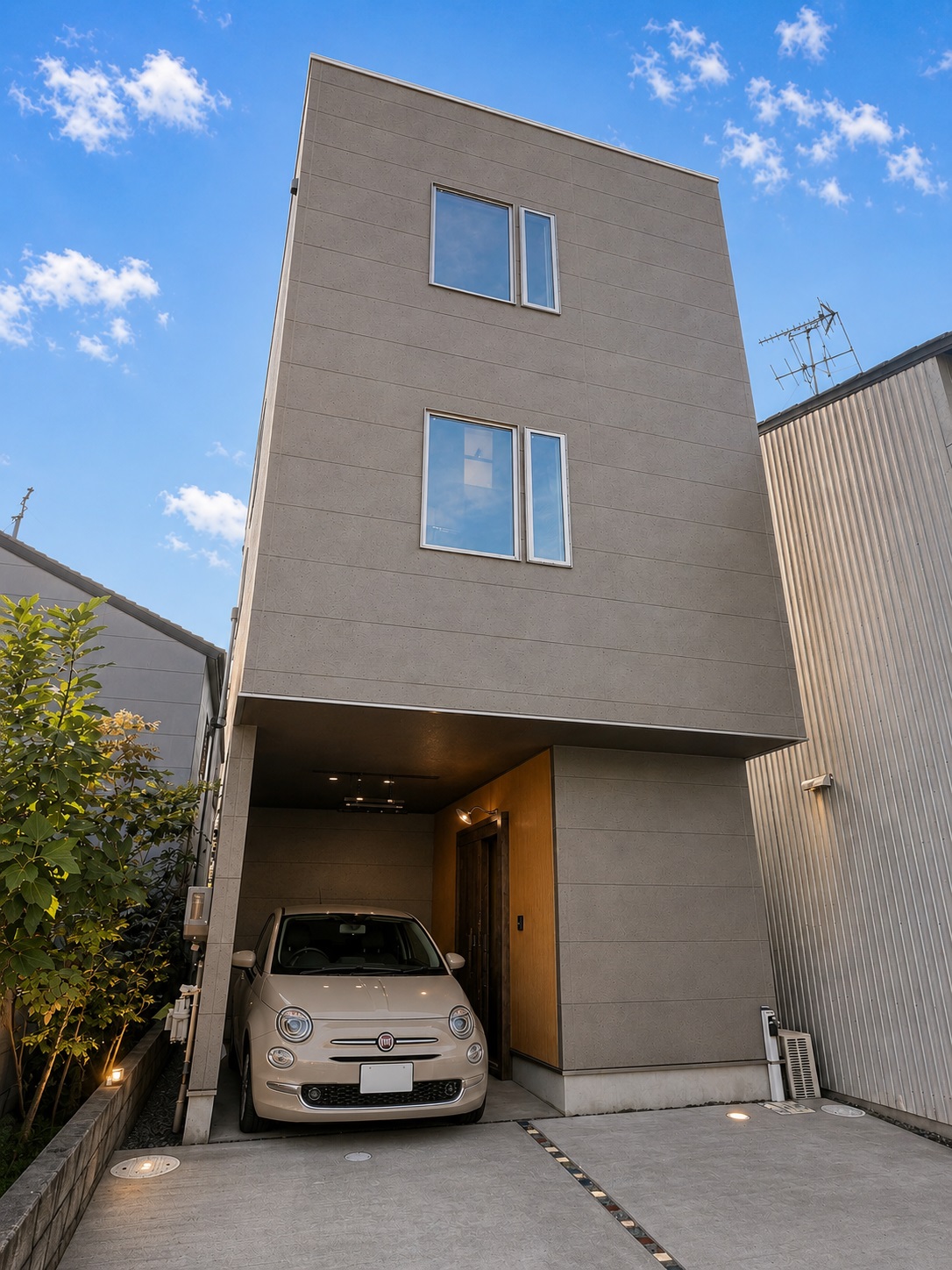 パッションを感じる素材と色使いが造り上げた木造3階建て 443