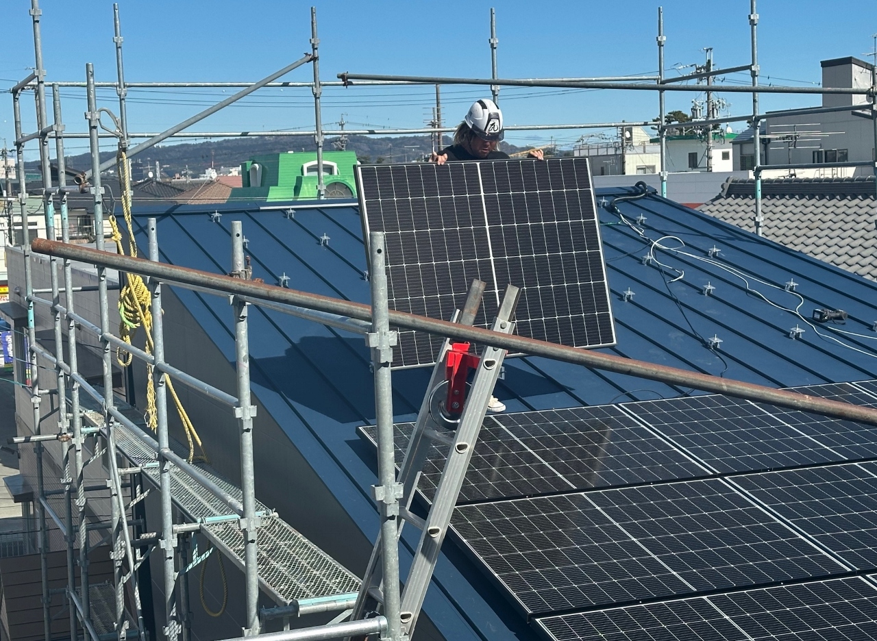 東新田のモデルハウスでソーラーパネル設置してます