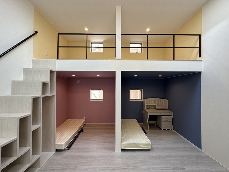 新清水駅の真正面。ビルの谷間に隙間職人達が手掛けたマイホー…