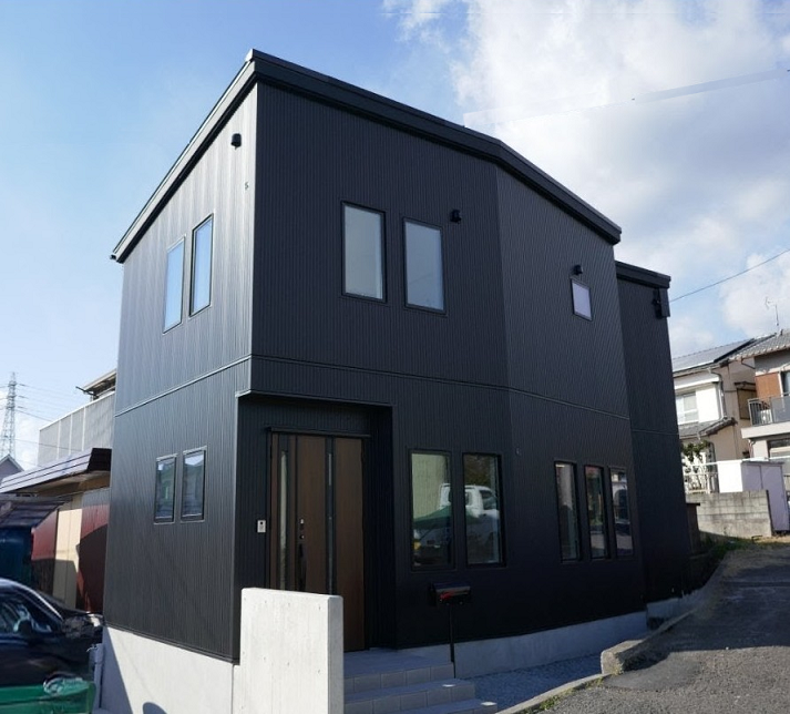 斜めの敷地を最大限に活かした間取りの家