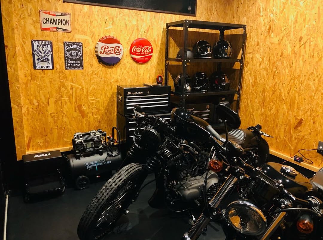 親子で趣味のバイクガレージのある家