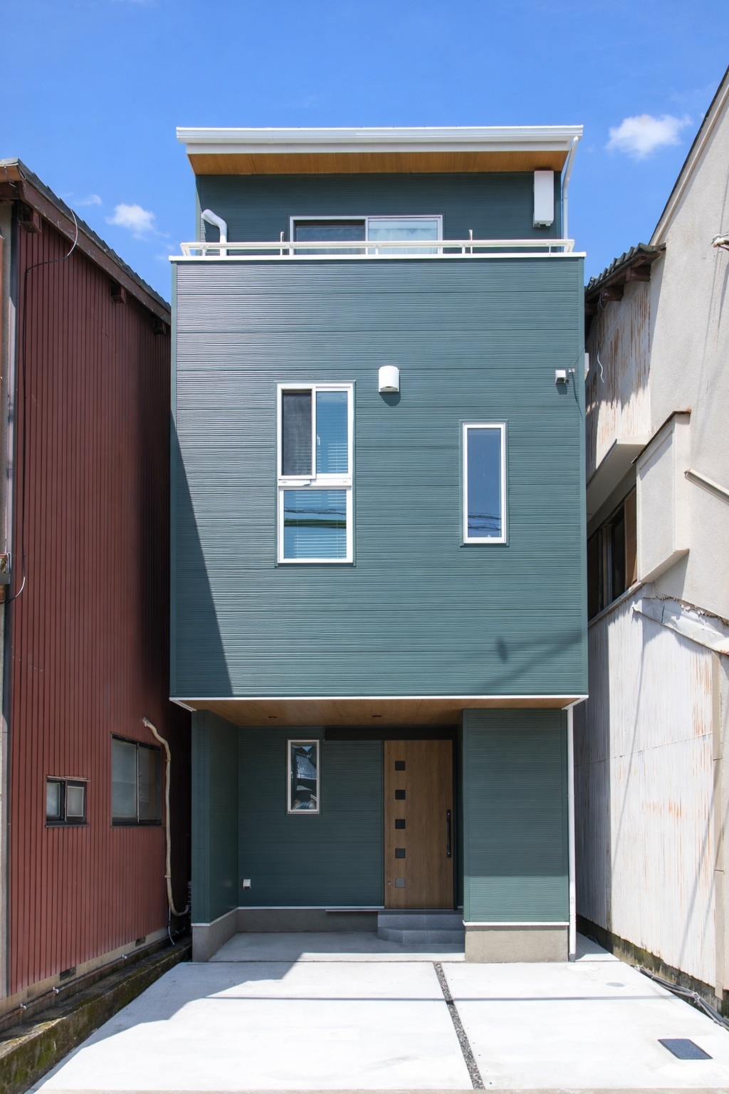 幅４ｍ！　ピーコック・グリーンの３階建てが聳え立つ.