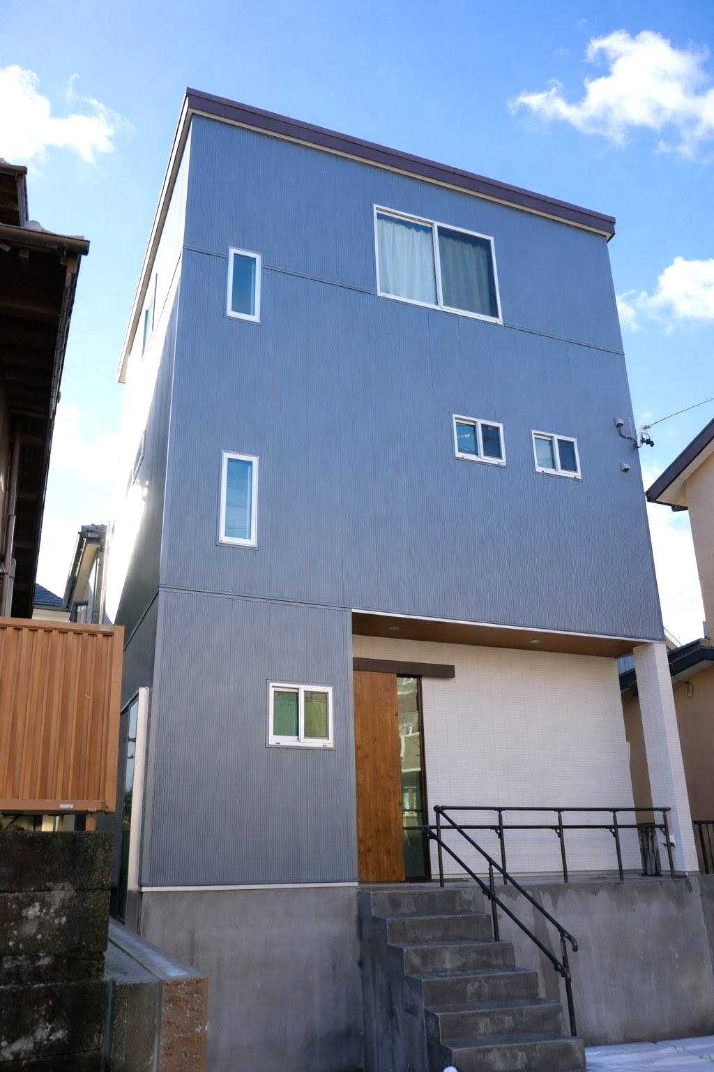 高低差と狭小地を攻略した三階建て住宅の完成!