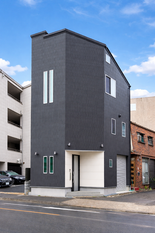 『土地9坪？？』にビルトインガレージ、三階建て、屋上バルコニ…