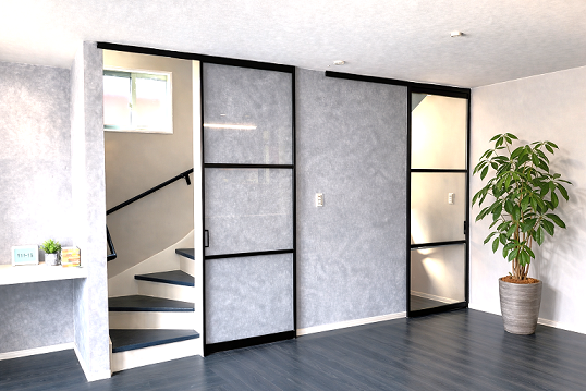 ビビットカラーにブリックスタイルを取り入れた個性のマイホーム