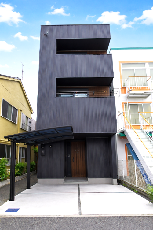 間口4mに建つヴィンテージスタイル3階建て住宅