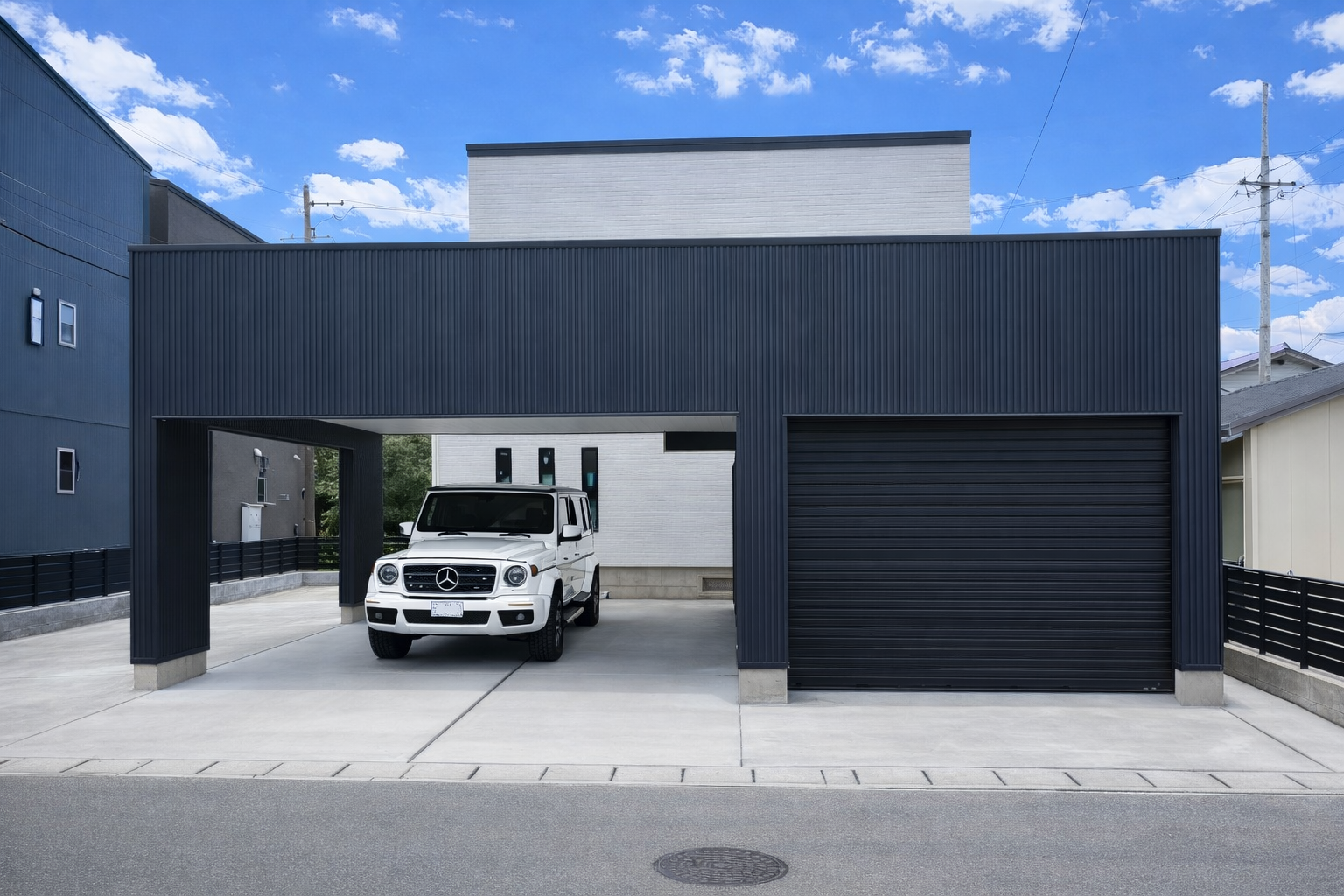 ガレージが門構えとなったラグジュアリーハウス.