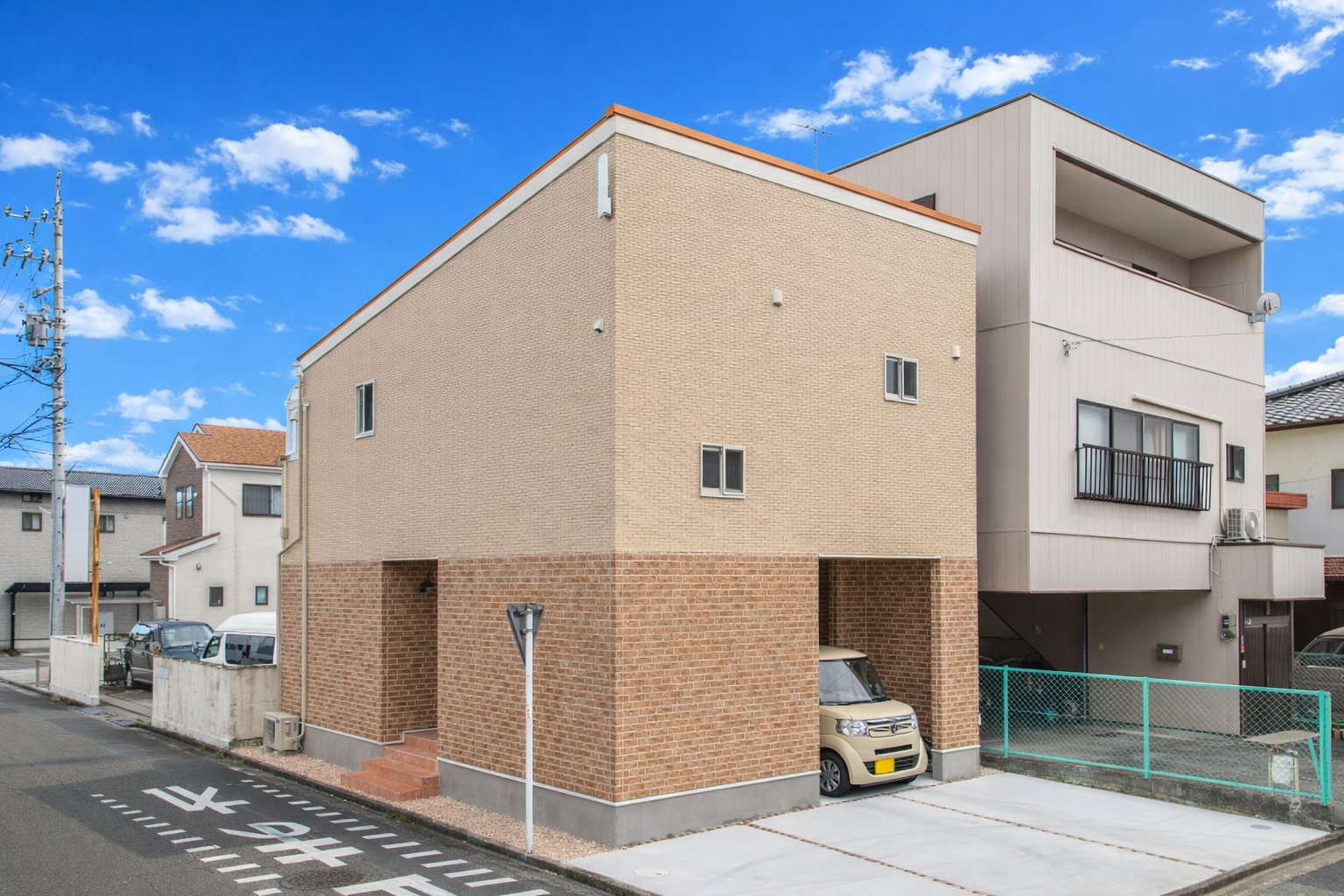 スタイルのある暮らしを楽しむビルトインガレージ付き木造2階建…