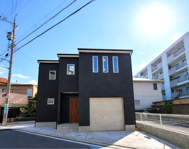 三角形で26坪の土地に3つのキューブが並ぶ家？