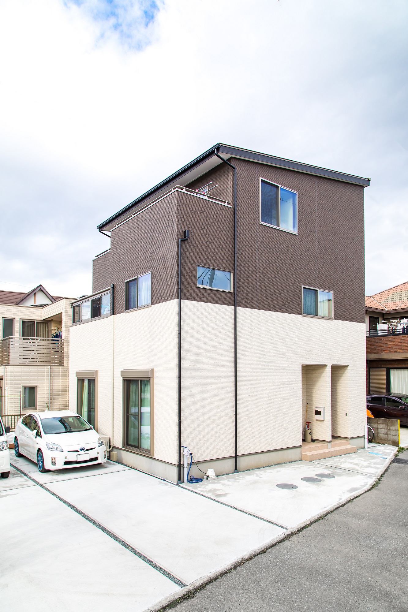 親子で程よい距離感で暮らす二世帯３階建て住宅！