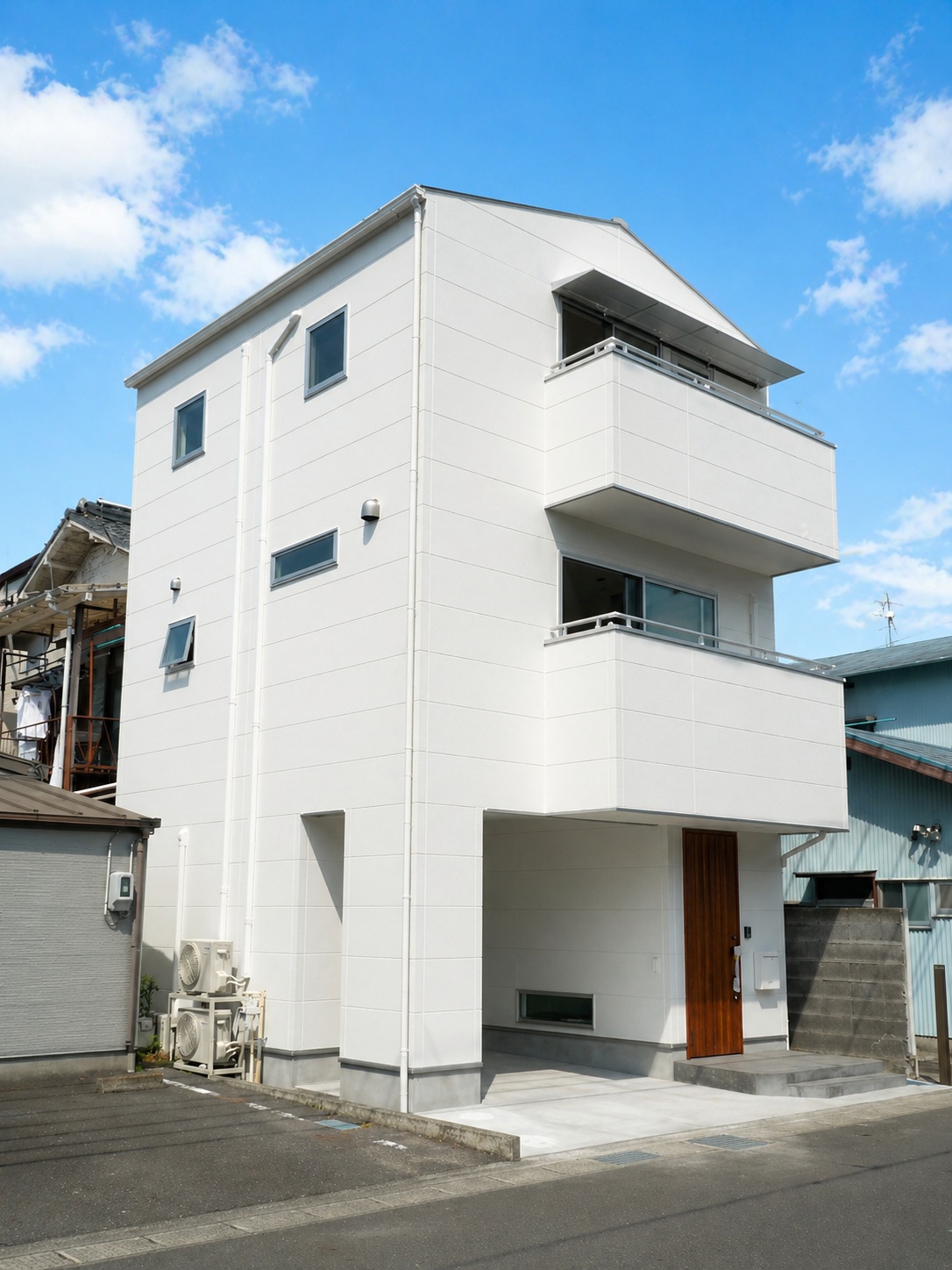 土地面積17坪に存在感たっぷりのホワイトモダンの三階建て住宅！