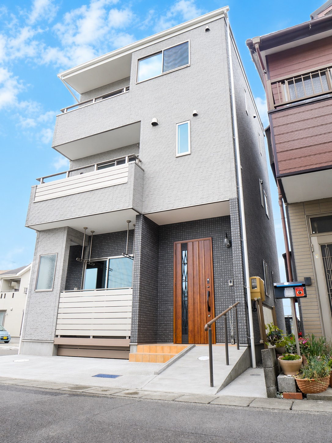 シンプルモダンながら凛とした表情を持った三階建て住宅の完成！