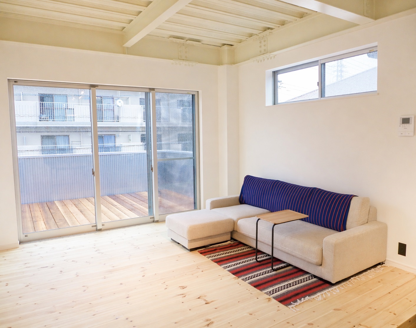 無機質な鉄をベースに無垢の木の温もりを加えたハイブリット住…