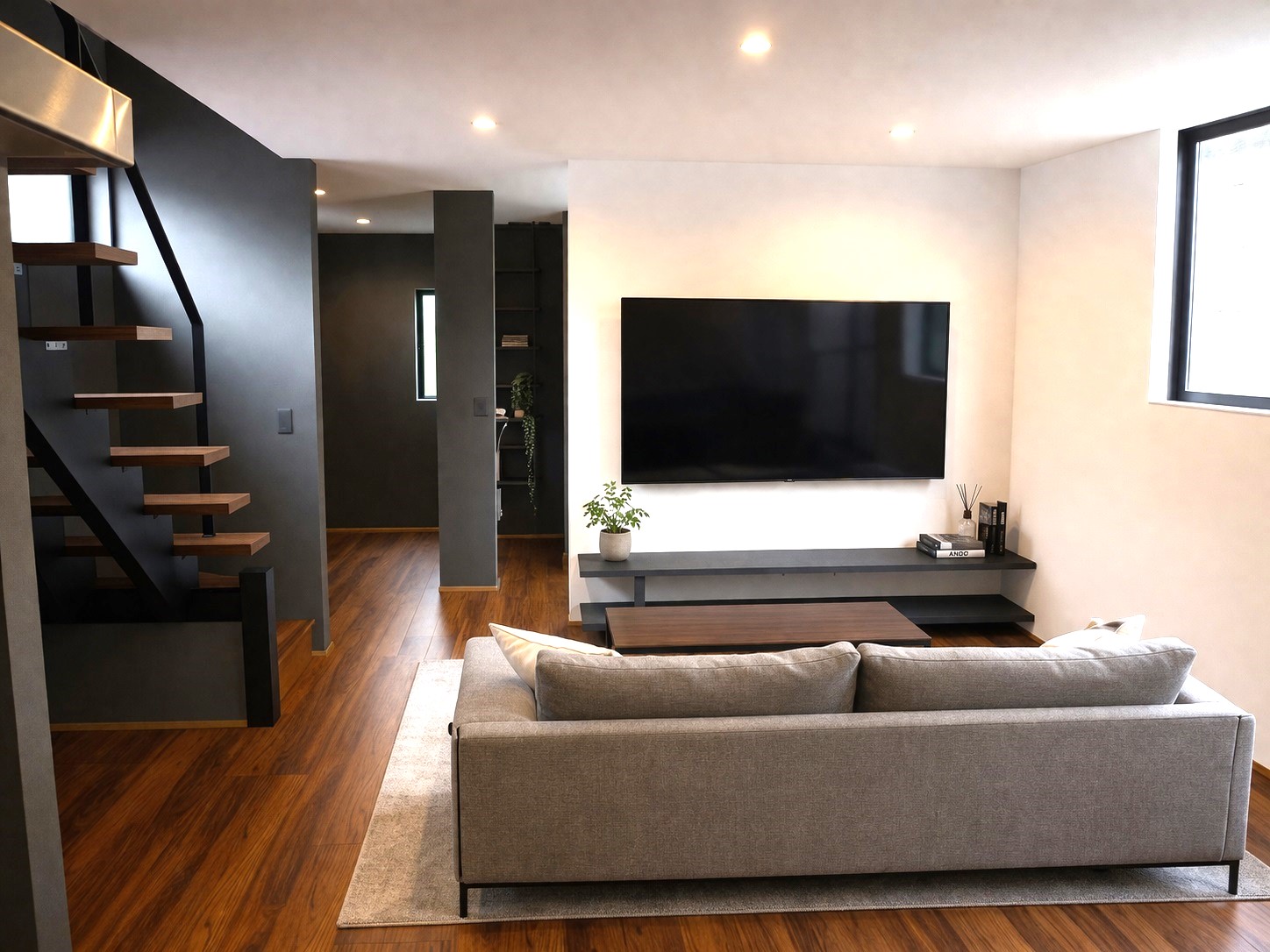 グレーと木目のコントラストがまるでモデルハウスのような仕上…