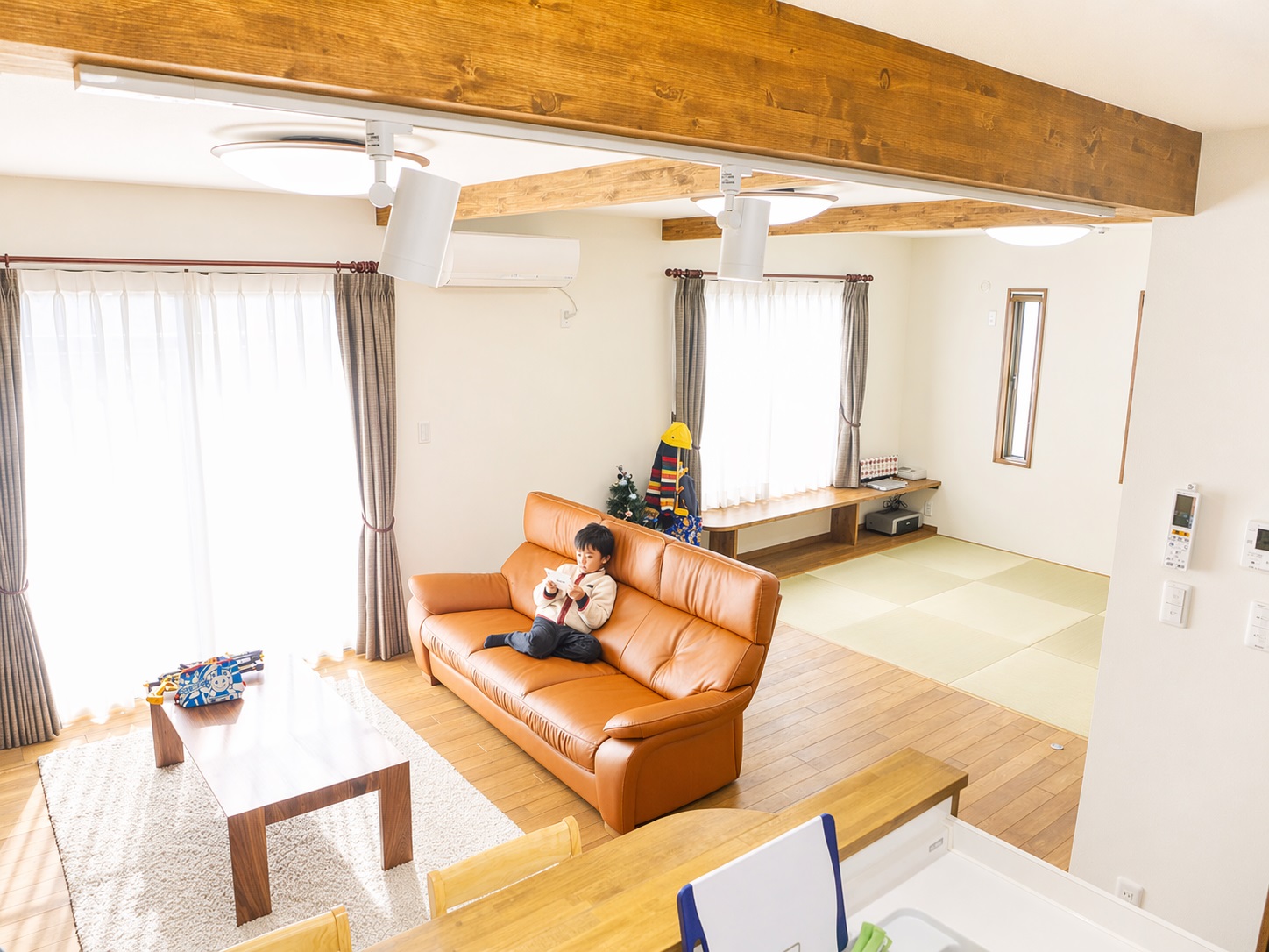 力強い梁をシンボルにした大空間LDKの家！