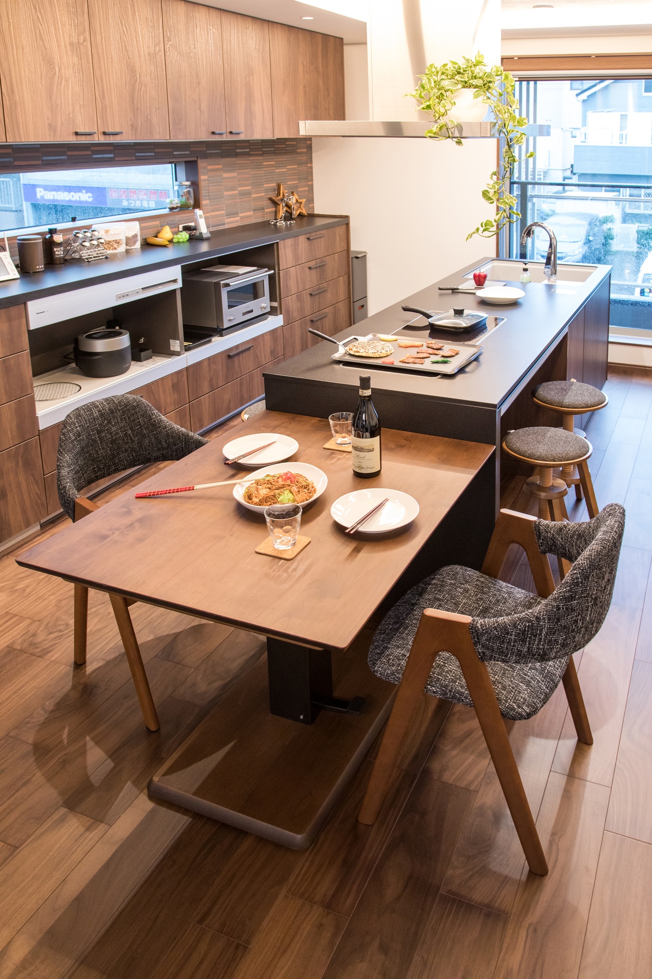 門型フレームの採用で実現したビルトインガレージ3階建て.