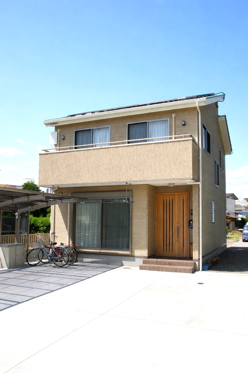 日当たりの良さを室内の明るさとソーラーパネルに集めるマイホ…