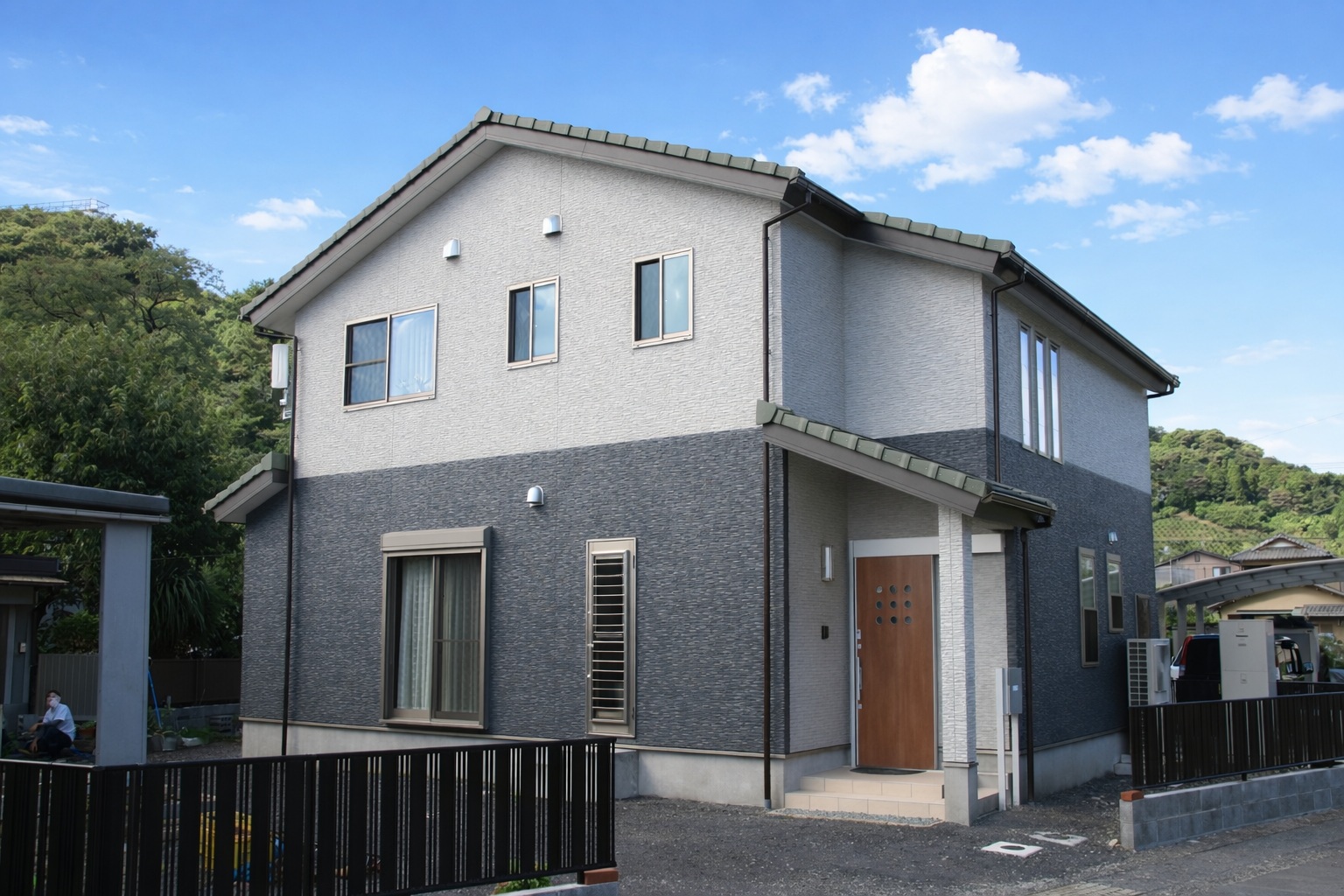 ネイビーモダンの堂々とした二階建て住宅！