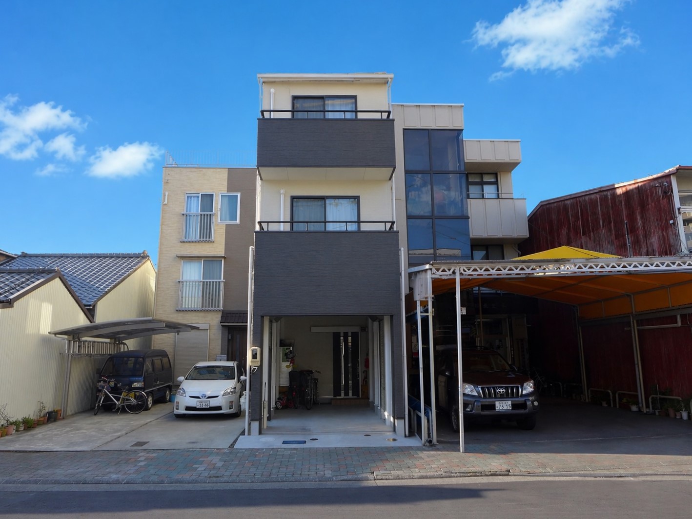静かな住宅街にシンプルモダンの三階建て住宅が完成しました！