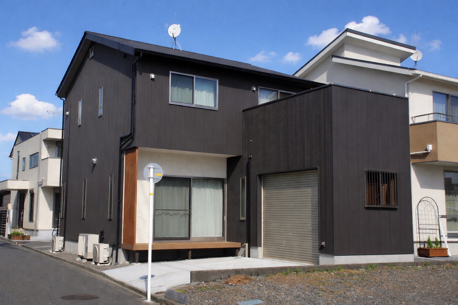 ブラックモダンな外観にガレージと大型バルコニーの夢を叶えた…