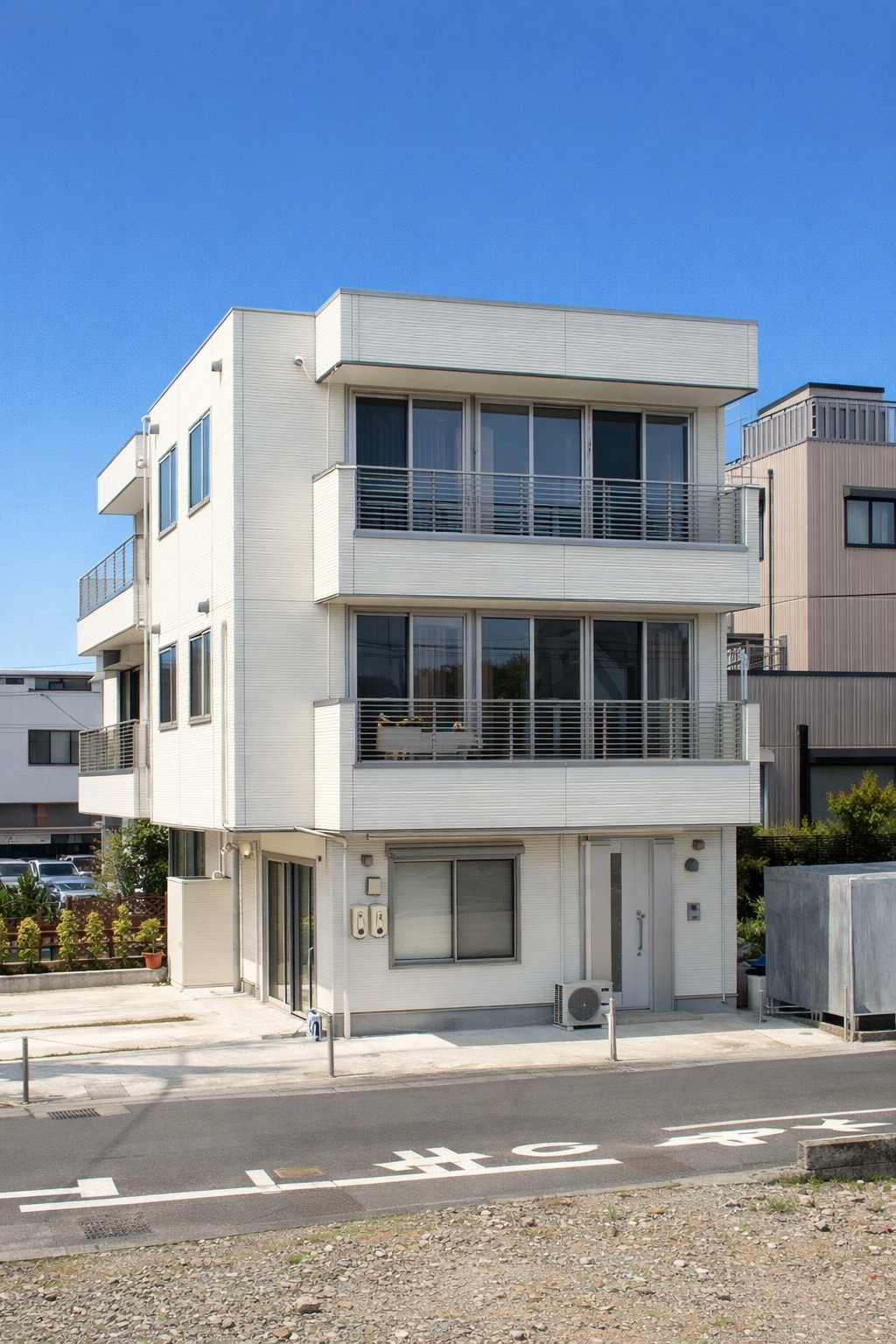 堂々としたホワイト一色のトリプルステージ！