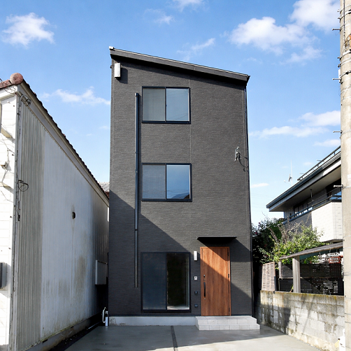 モダンで少しリッチなテイストの三階建て住宅が出来ました！