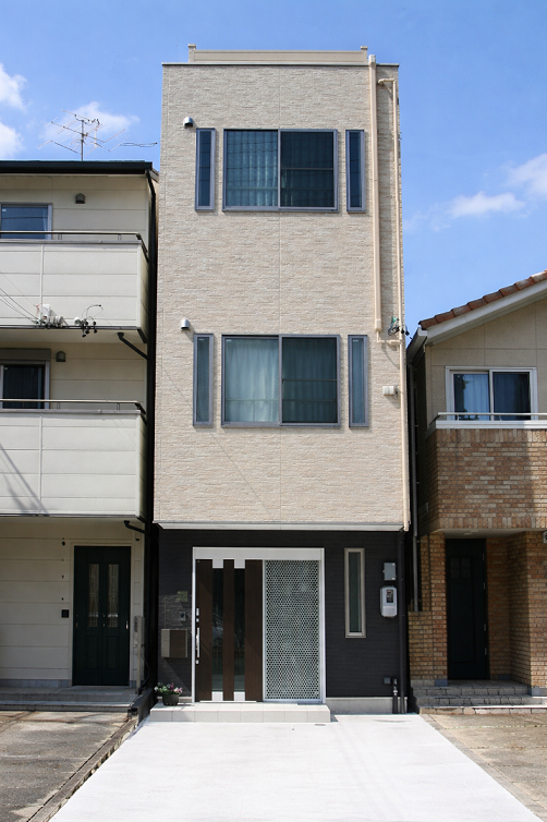 建物間口3.4mで軽自動車の全長と同じ?でも『暗い』『狭い』を…