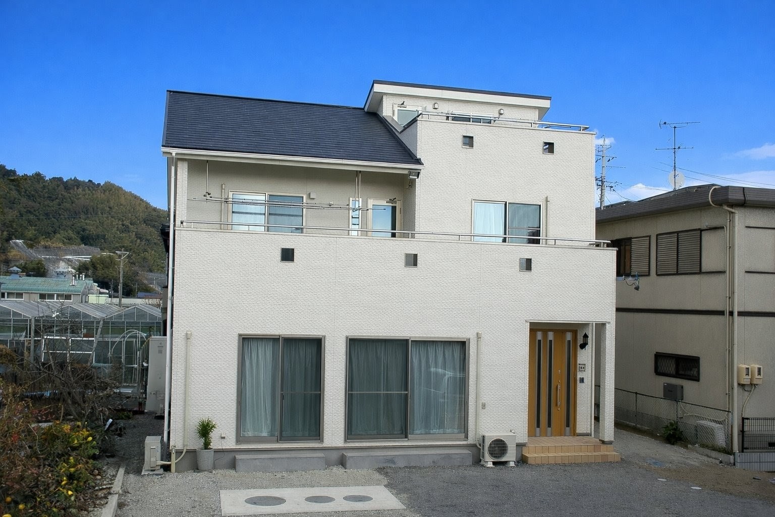 １階２階共に大きな窓から光を取り込む日当たり良好なマイホー…