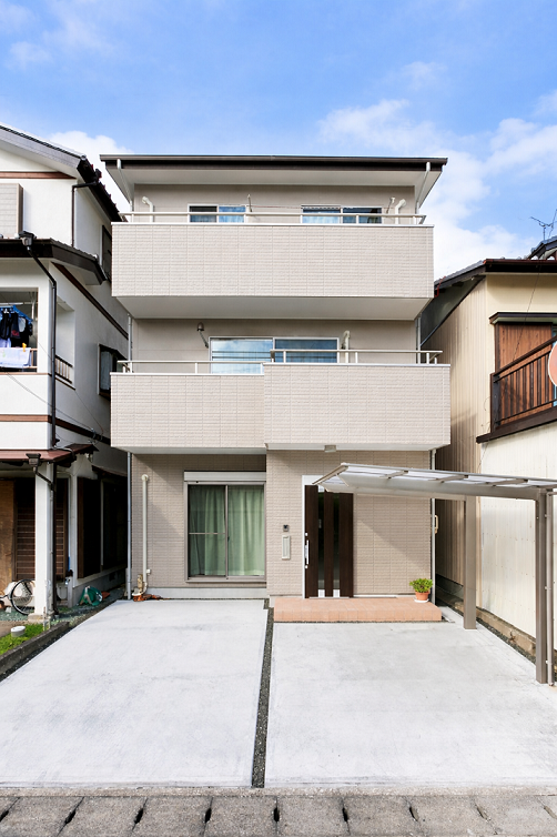 ナチュラルモダンにプロバンスの雰囲気を取り入れた３階建て住…