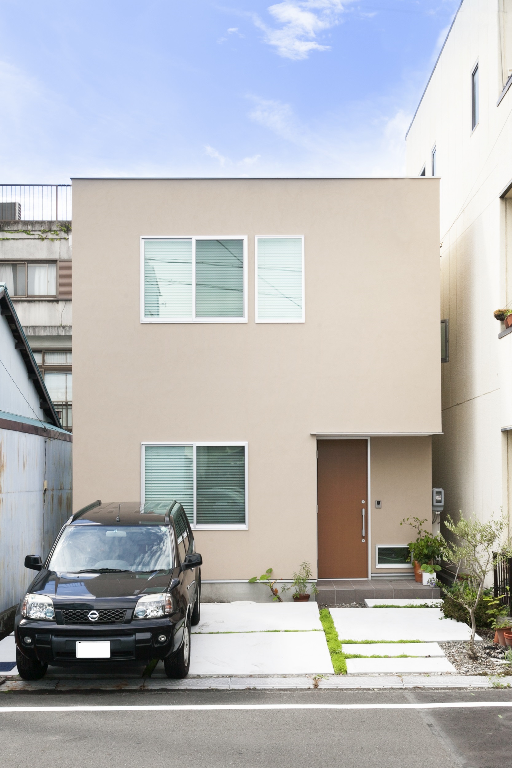 外壁は塗り壁仕上げ・土間スペース・スケルトン階段　　御家族…