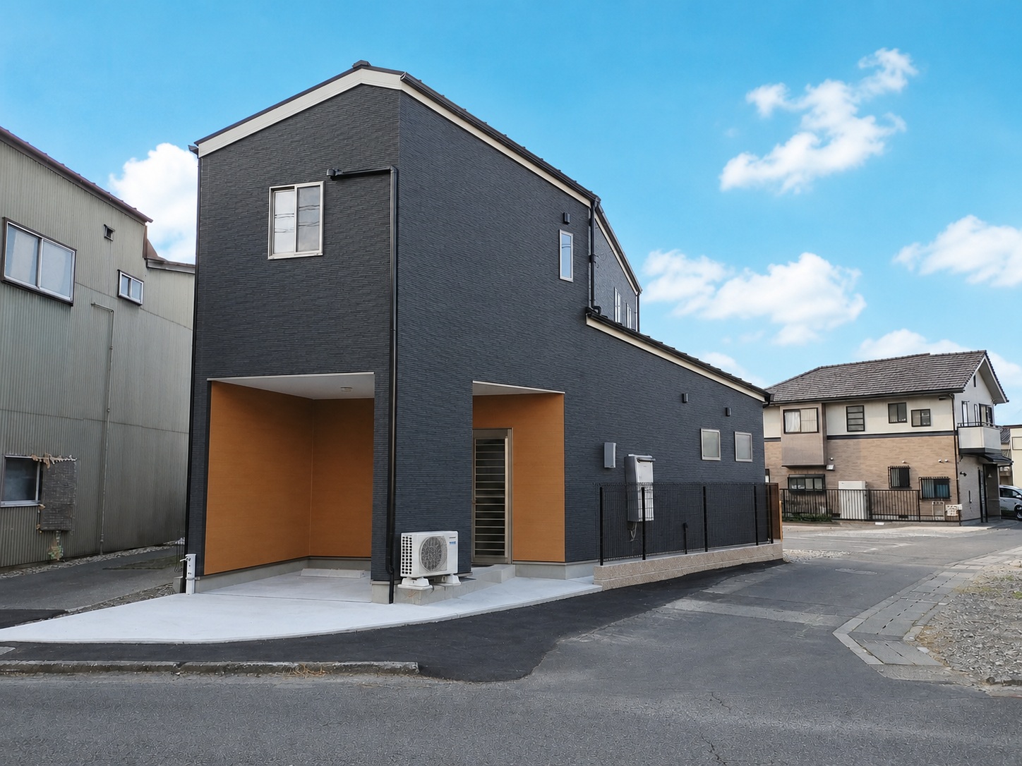 斜めの敷地を攻略したビルトインガレージ付き二階建て住宅！