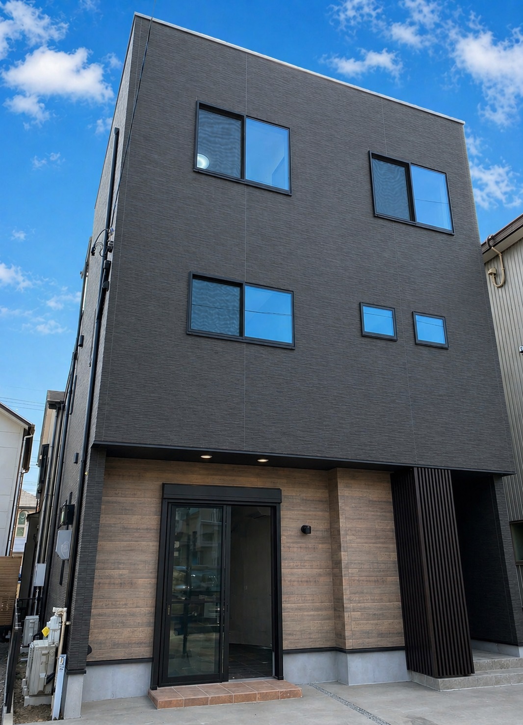 ビンテージモダンの外観が街中に存在感を見せつける三階建て住…