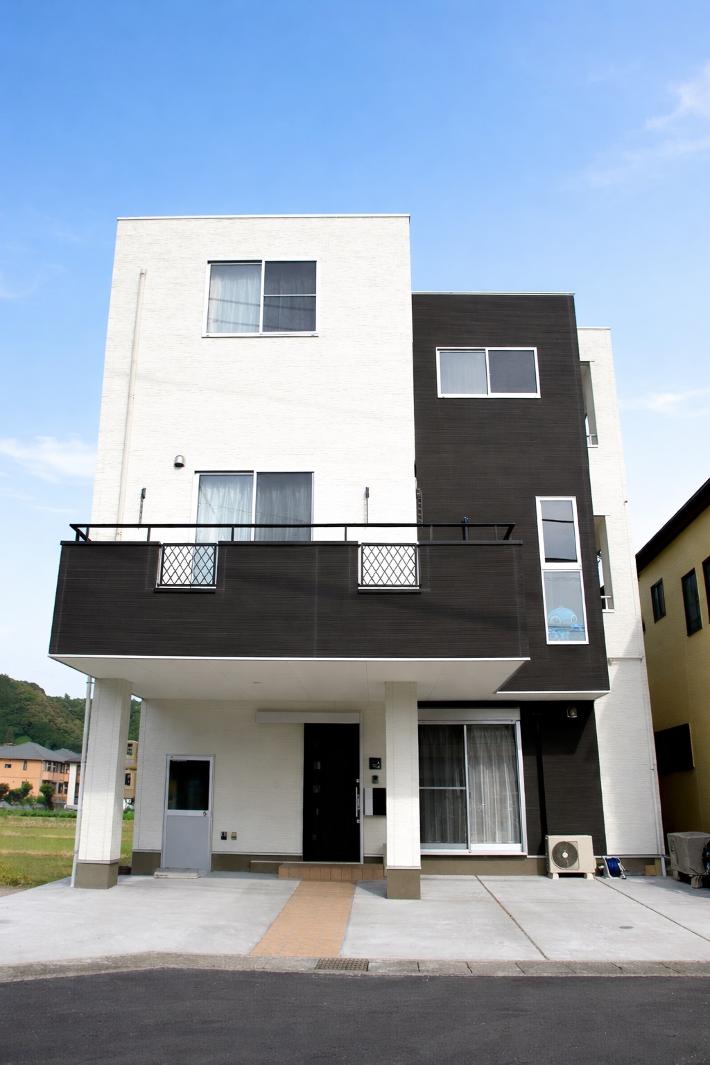 モノトーンモダンな仕上がり、大満足三階建て住宅！